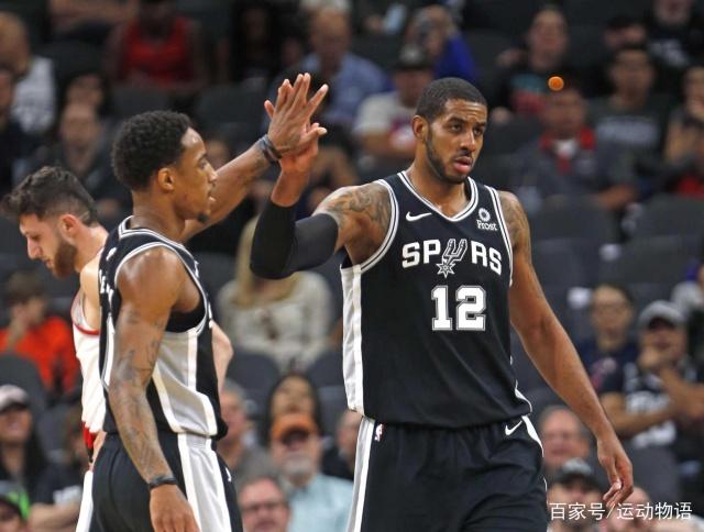 拜仁球迷不顾阻拦和处罚燃放烟火，高层因此在看台上频频摇头（拜仁球迷无视劝阻与处罚燃放烟火，高层在看台连连摇头）