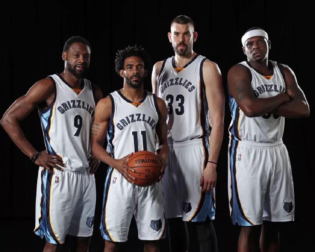 足球巴萨主帅称赞中场新核：不可替代（巴萨主帅力挺中场新核 称其不可或缺）