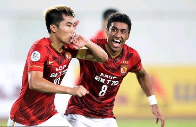 记者：泰山不会放弃成绩搞年轻化，韩鹏明年是否执教还没定（记者称泰山队不为年轻化牺牲成绩，韩鹏明年执教去留未定）