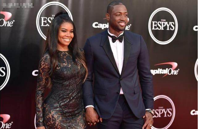 邓弗里斯：希望两到三周内复出，我们的球队就像一个大家庭（邓弗里斯：争取两三周内复出，球队氛围如同一家人）