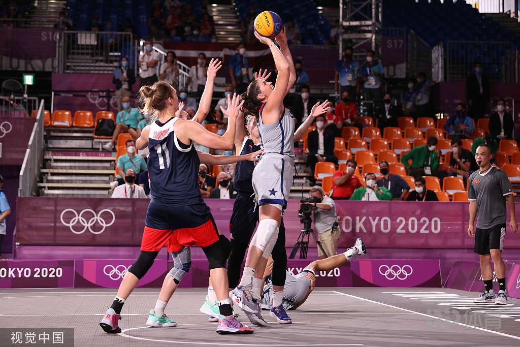 传统环节，利物浦全队戴圣诞帽在训练场拍大合照（利物浦延续传统：全队戴圣诞帽训练场合影）