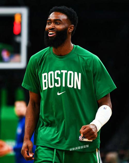 篮球NBA裁判再陷争议，两队抗议判罚（NBA判罚再掀风波，两队齐声抗议）