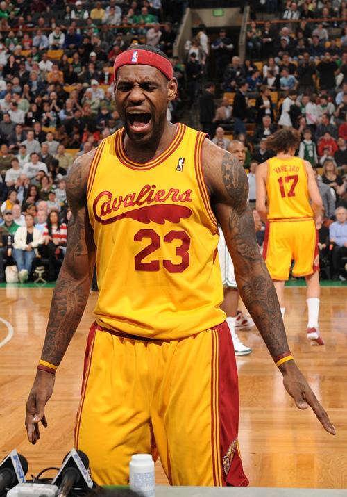 NBA球员合同更新及薪资排行榜（NBA球员合同动态与薪资排名）