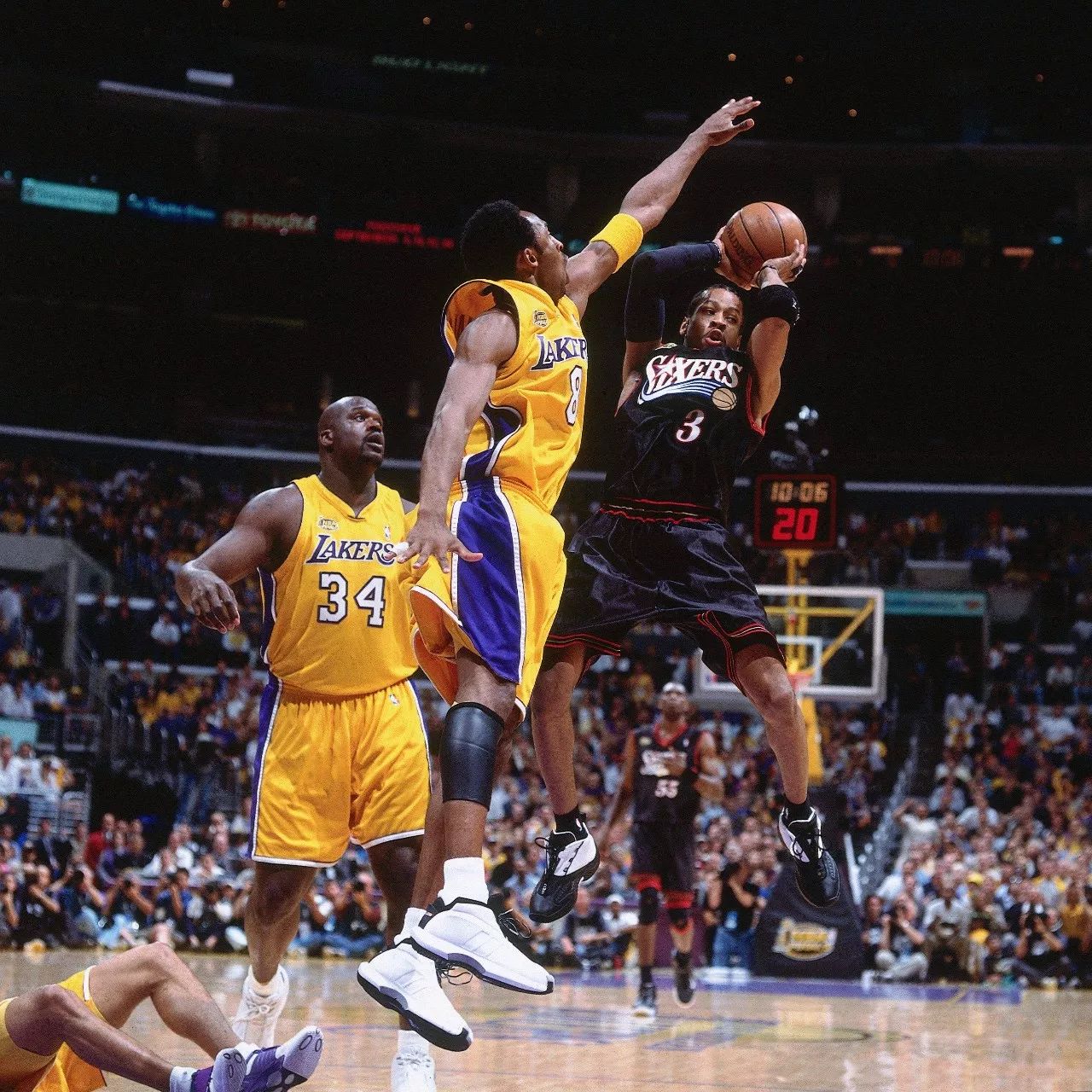 米切尔挺身而出打进还造犯规（米切尔关键时刻强攻打成并造成犯规）