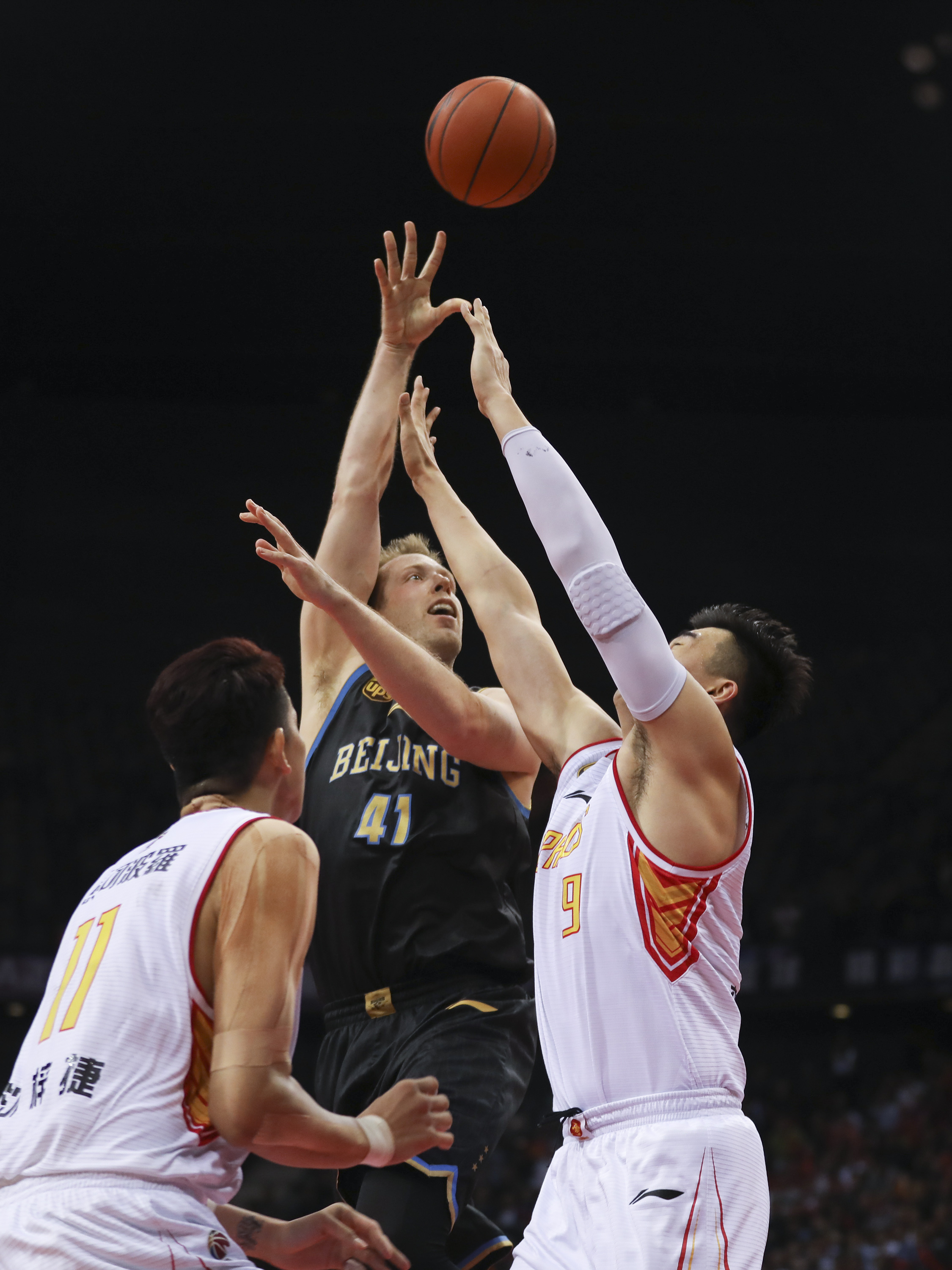 张庆鹏：沈梓捷缺席影响大，想办法弥补篮板球和速度优势（张庆鹏谈沈梓捷缺阵：影响显著，球队需设法补强篮板与速度）