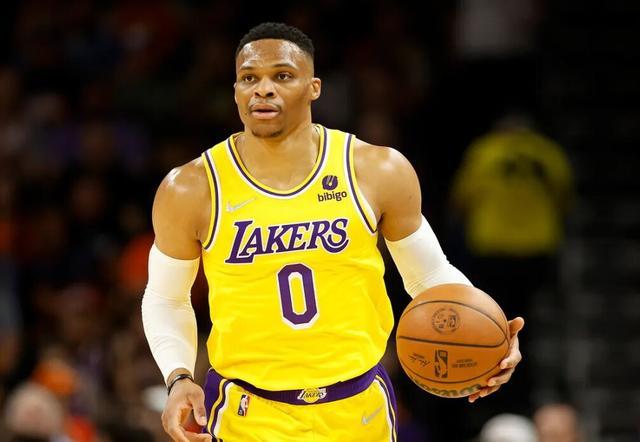 武汉三镇官宣：30岁前国脚合同到期离队，接近加盟中超第8（武汉三镇官宣：30岁前国脚合同期满离队，或将加盟中超第8名球队）