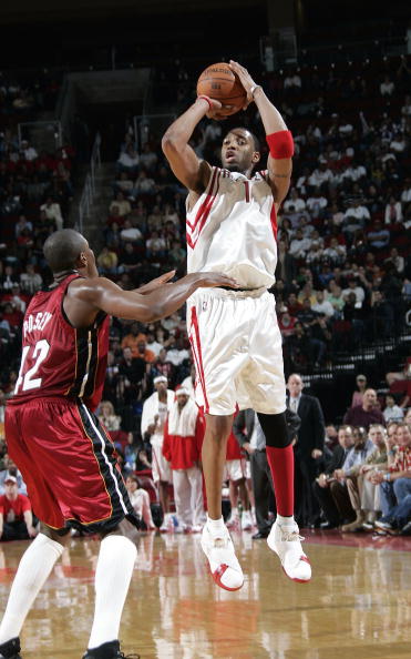 互不相让！杜兰特顶投三分一箭穿心 东契奇弧顶接球投强势回应（对飙到底！杜兰特迎射穿心三分，东契奇弧顶接球强势回击）