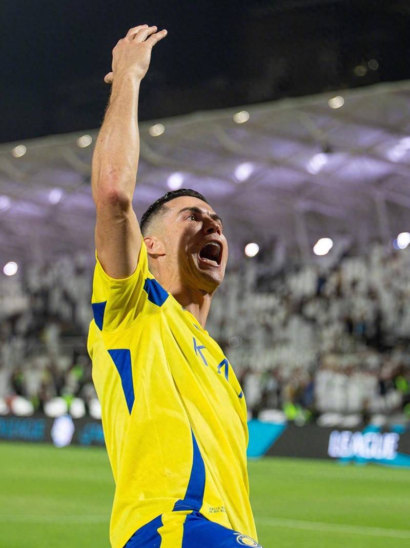 夏普将球传给了鲍威尔，两人之间默契的配合，让对（夏普妙传鲍威尔，二人默契连线令对手措手不及）