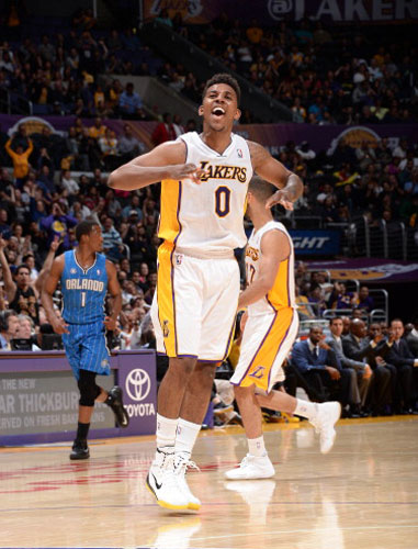 场边这一幕，比比分更残酷（比分之外，场边一幕更扎心）