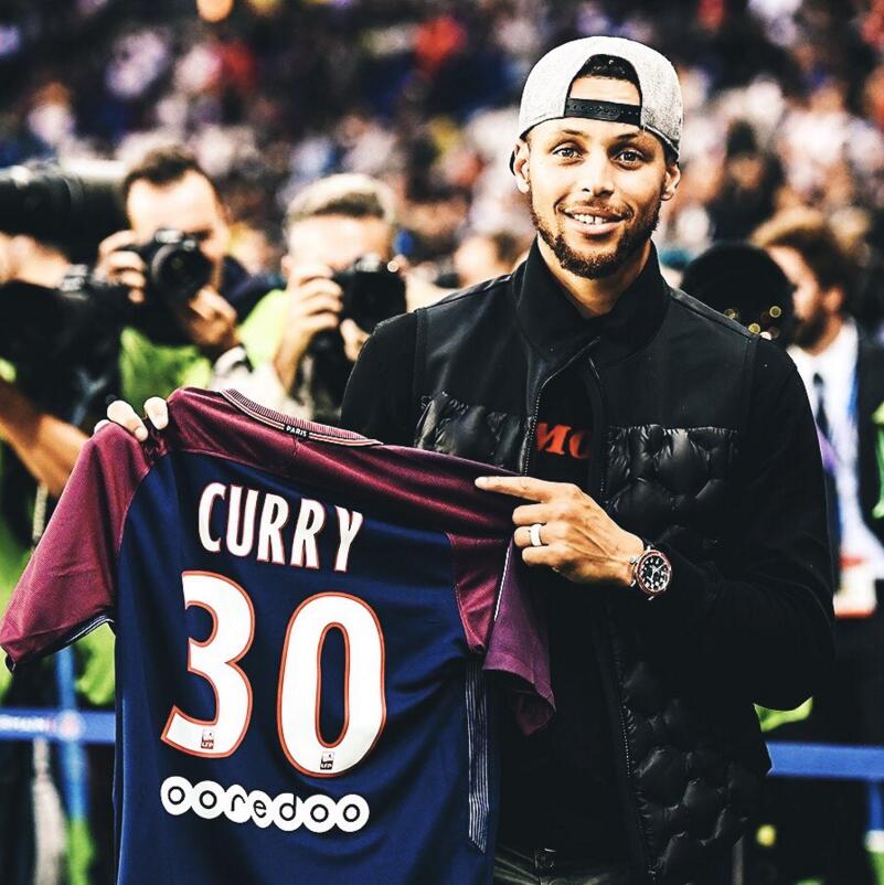 库里：希望汤普森还在勇士，不喜欢看到他身边没兄弟没保护（库里称希望汤普森继续留在勇士，不愿看到他身边没有兄弟与保护）